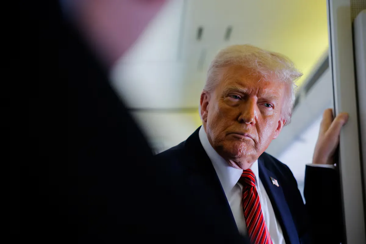 Президент США Дональд Трамп спостерігає за розмовою з пресою на борту літака Air Force One, що прямував до Дохи, Катар, 14 травня 2025 року
